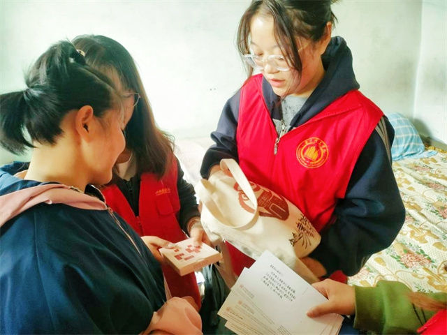 手赠玫瑰 与子同裳 让爱留在桃园堡——淬炼·国际商学院专项志愿服务队4月份活动