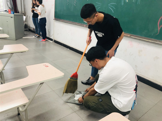 【完满班级】举止行小善 点滴美校园——艺术传媒学院环境设计1703班公益服务完满班级活动