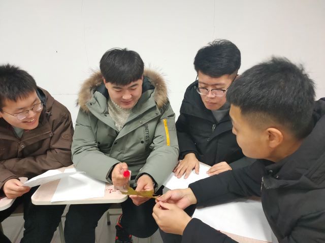 【完满班级】落叶归画——艺术传媒学院环设1901班举行落叶绘画活动