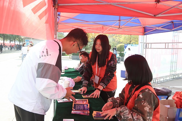 前行第181期：迎新志愿者为新生入学温情护航