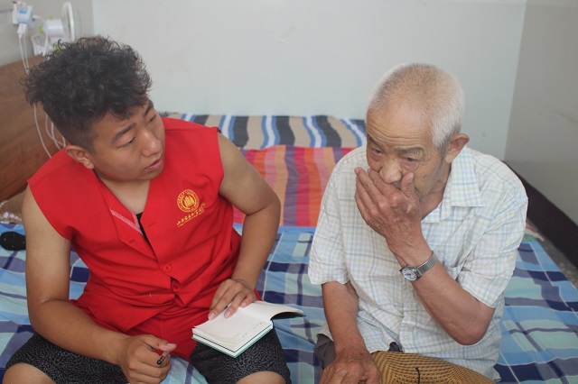 【三下乡】热血知青队深入了解留守儿童背后的家庭故事