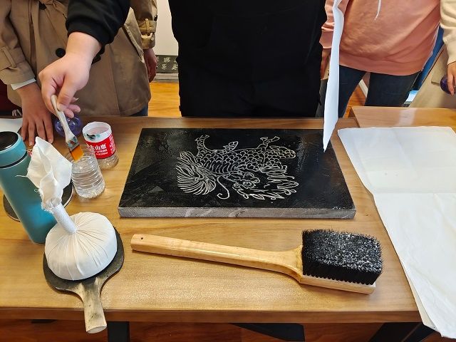 【完满班级】铭刻历史 传承文化——艺术传媒学院18级环设1805班举办-“非遗进校园”拓碑活动