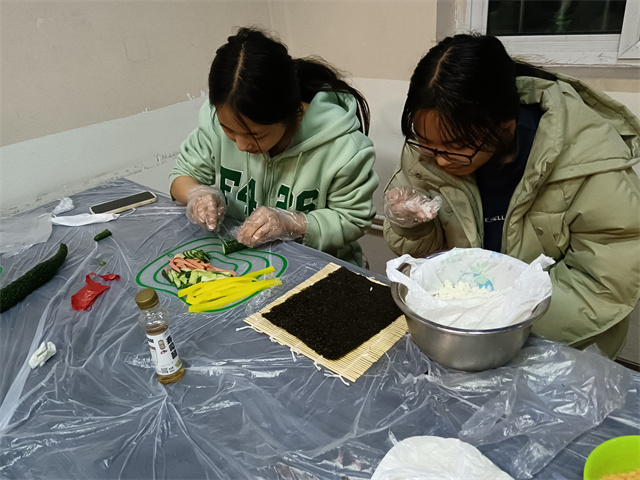 【完满团支部】欢乐卷起来 享寿司美味——淬炼·国际商学院审计2102完满团支部活动