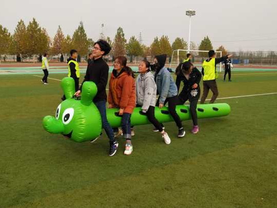 【完满班级】激情昂扬的新生活——艺术传媒学院18级环设1805班举办“最美青春 趣味运动会”指压板跳绳趣味运动会