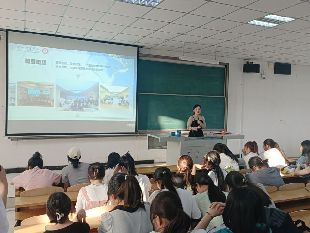 坚定学生成长步伐 构建师生发展——商务英语学院五月辅导员说完满合集