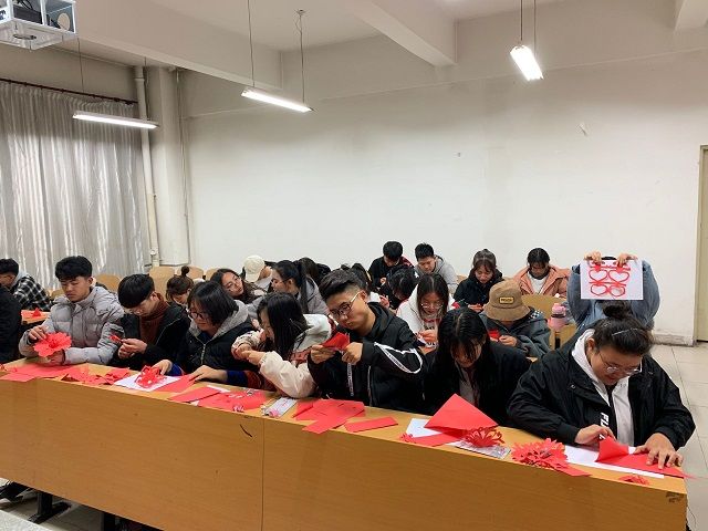【完满班级】纸艺缩影人生——艺术传媒学院视觉1903班“承中国传统 扬青春创意”学习剪纸文化活动
