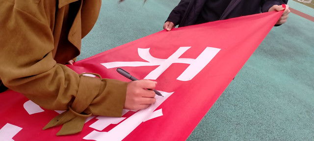 低碳生活 废品创造价值——淬炼商学院行管2002班完满班级活动