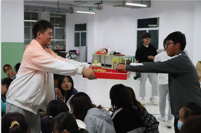 情满月圆中秋 乐享传统文化——经济与管理学院“恰花好月圆,悟情谊温馨”中秋晚会活动