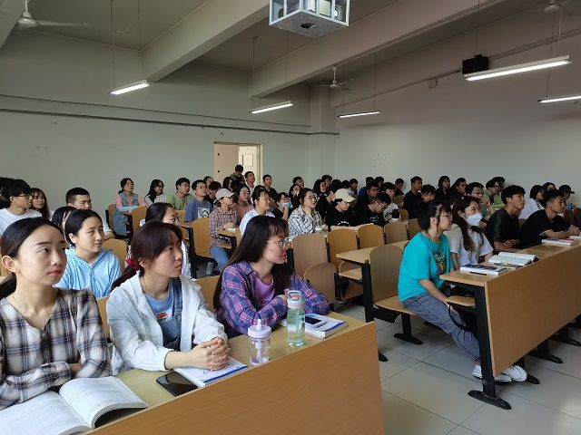 【辅导员说完满】回顾党的奋斗历史 发扬党的优良作风——食品与环境学院2018级主题年级会