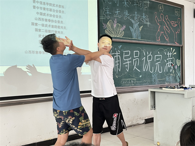 【辅导员说完满】晓刚柔并济 享无惧青春——淬炼·国际商学院2022级辅导员说完满活动
