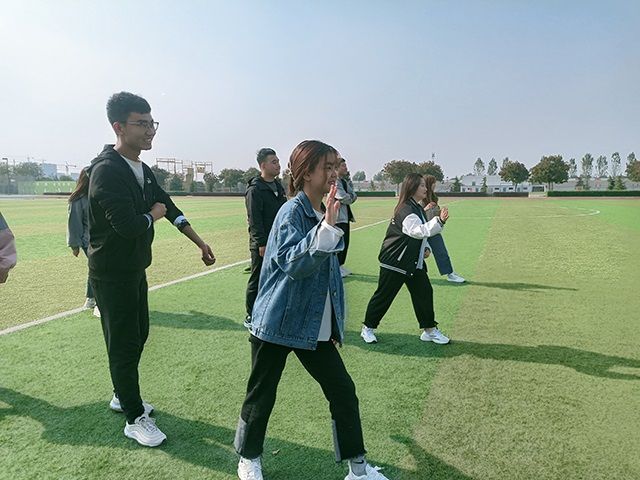 【完满班级】奋起直追 运动向前——艺术传媒学院视觉传达2102班阳光体育活动