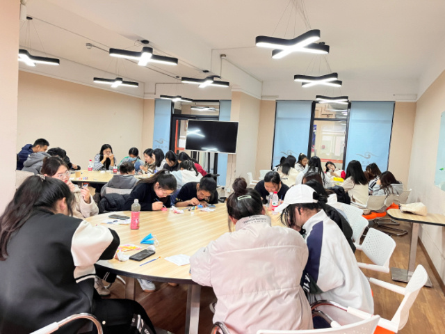 【完满团支部】画笔描绘美好未来 色彩绘就壮丽人生——淬炼·国际商学院财务2202班完满团支部活动