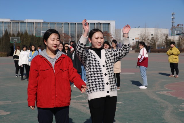 阳光运动 活力你我——外国语言文学系“向上吧,少年”趣味挑战赛
