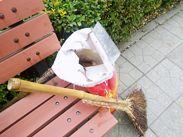 【完满班级】捡拾落叶 洁净校园——食品与环境学院生技1601班完满班级活动