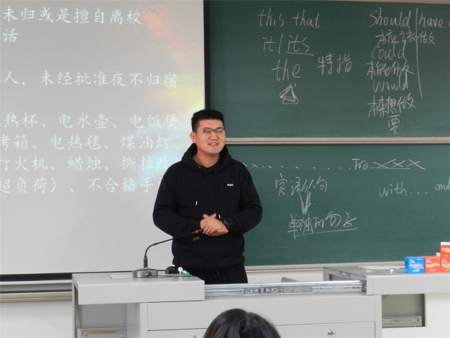 【辅导员说完满】安全架起生命桥梁——外语系开展16级辅导员说完满活动