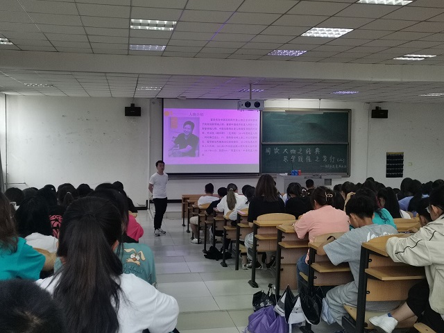 【辅导员说完满】徜徉书海 情系书香——经济与管理学院召开“阅读大咖之经典 思学践悟之笃行”主题年级会