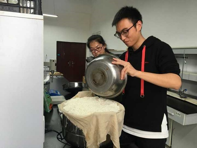 一杯黄酒 往事随风——酒玖难忘酿酒协会举办大米黄酒的前期发酵活动