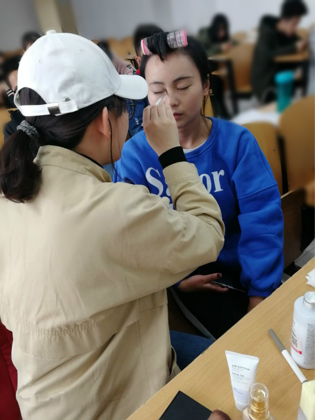 【完满班级】看脸的世界 我们需要高“颜值”——“最青春的年纪 拥有最美的自己”之物流1602班个人形象设计活动