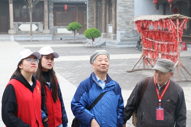 凝聚“五四”精神 奉献志愿青春——外国语言文学系开展敬老系列志愿活动