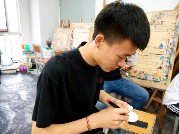 【完满班级】绘面具 品其韵——艺术传媒学院视觉1804班“灵动七彩 笑面人生”面具彩绘大赛