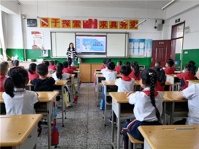 西部之声第29期:山西姑娘圆梦西部 三尺讲台上播撒希望