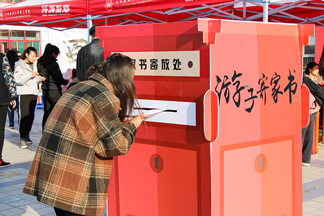 【游子寄家书】 两千余封家书吐真情 无数颗爱心筑温情