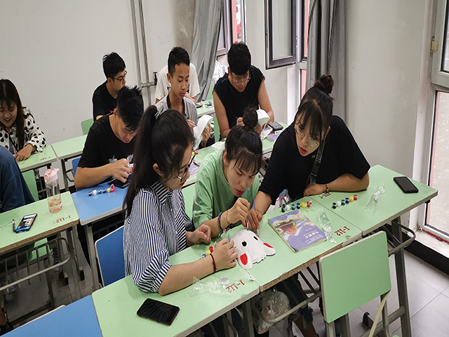【完满班级】百变面具 异彩纷呈——艺术传媒学院动画1801班的“百变千面·异彩纷呈”创意面具彩绘