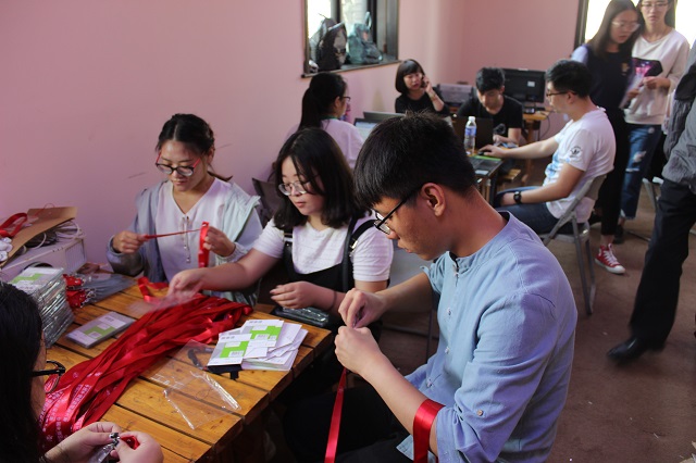 明月装饰了古城的夜晚 你的身影装饰了古城的梦