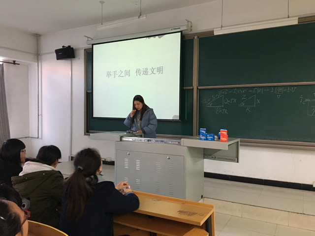 【完满班级】还校园一片美景  寄寒冬一颗爱心——外国语言文学系11月完满班级活动