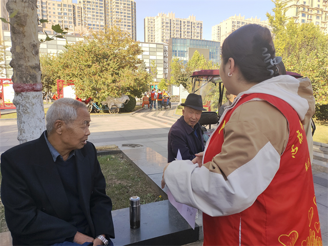 跨越数字鸿沟 志愿者在行动——用温馨关怀消弭老年人“数字鸿沟”