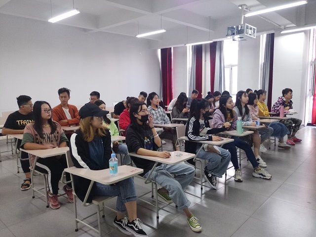 【完满班级】赤心报国 不忘初心——环设1605班举办“爱国”主题观影完满班级活动