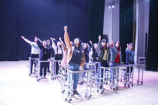 【戏剧节】跌宕起伏 “错轨”人生