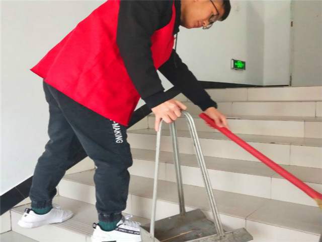 爱护学习环境 打扫从我做起——智能工程学院第二十期马路天使计划