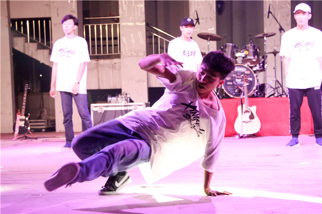 【社团挑战月】信院第一站：与百家社团的相见恨晚——2017“特色社团进军营”主题活动