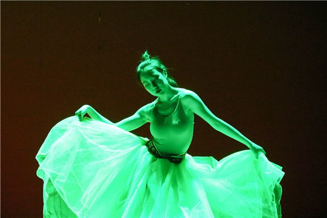 【戏剧节】总有岁月可“追忆” 且以深情度“芳华”