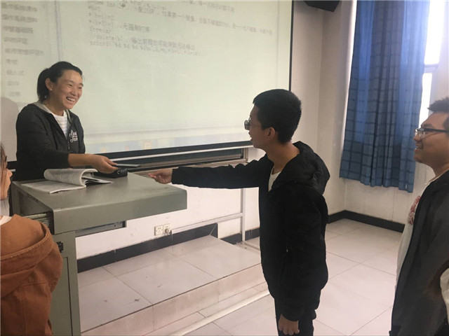 【完满班级】丢掉手机束缚 重启课堂魅力——信工系计科1701、1702班举办“无手机课堂”完满班级活动