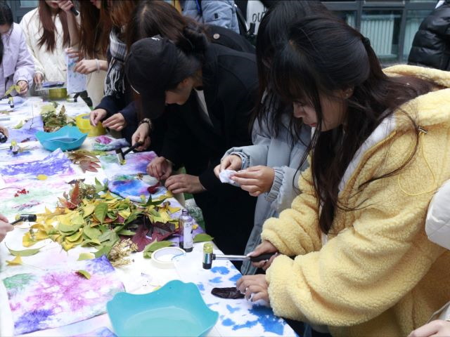 学长计划第1114期:“布”期而遇 扎染生花——“学长计划·百花讲堂”第149期“扎染色彩 传承技艺”
