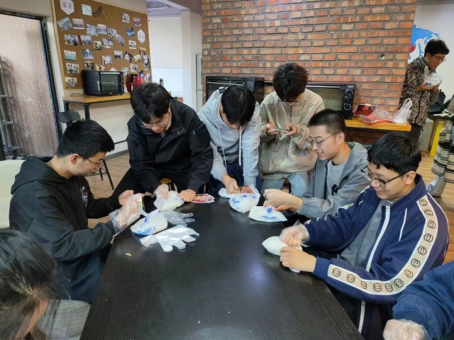 【完满团支部】糍粑圆圆 重阳满满——经济与管理学院行管2202班完满团支部活动