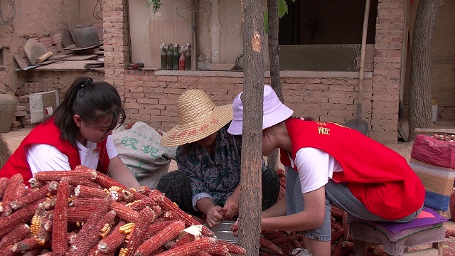 探望孤寡老人 用陪伴与孤独“细语”——远景学院“青春心向党 建功新时代”三下乡之行