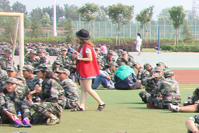 校学生会携6000瓶矿泉水走进新生,送上清凉