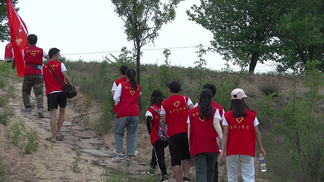 探望孤寡老人 用陪伴与孤独“细语”——远景学院“青春心向党 建功新时代”三下乡之行