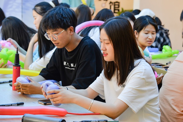 【缤纷百团】绚烂奇遇:气球与推理的奇幻之旅