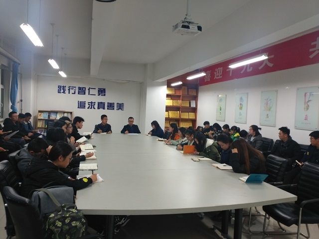 院学生会各组织召开期中座谈会回首得失,总结成长