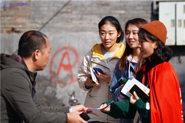 600余名志愿者、8周劝募活动、630多个爱心包裹 只为温暖山区儿童