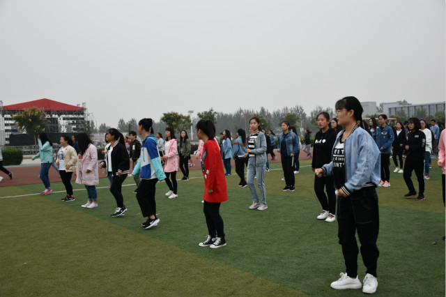 论早操的正确打开方式——经管系创意早操练习