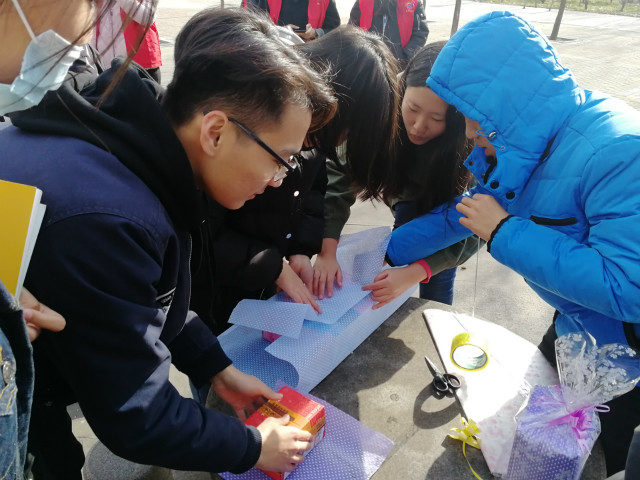 【完满班级】寒冬中的爱心速递——经管系物流1602班开展“每一个孩子都是未来 每一件厚衣都有温度”公益助力行动