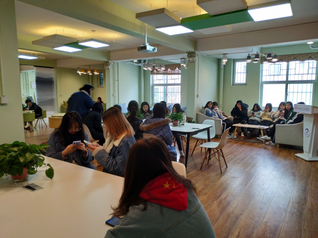 【完满班级】学雷锋献爱心 文明看我行——外国语言文学系英语1803班、英语1804班3月完满班级活动