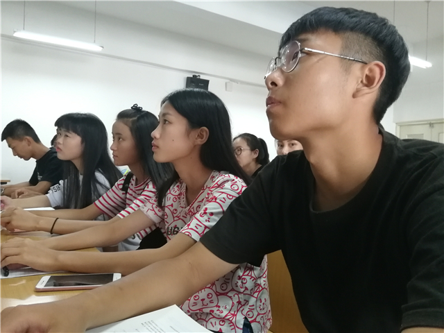 逃课成本账核算 共创优良学风——淬炼商学院开展学风教育主题班会活动