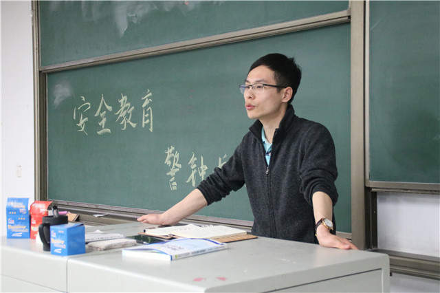 【辅导员说完满】要想生活过得去 切不能网贷糊涂——机电工程系2016级年级主题大会