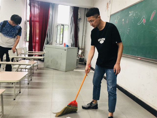 【完满班级】举止行小善 点滴美校园——艺术传媒学院环境设计1703班公益服务完满班级活动